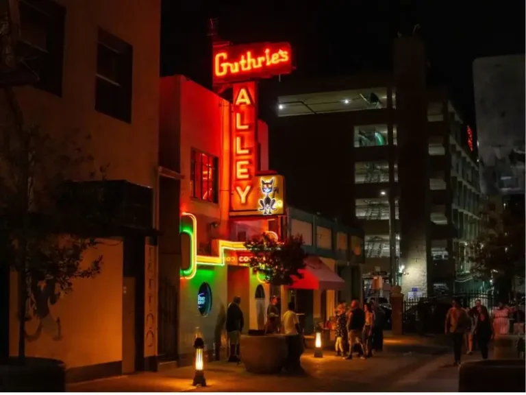 Pet Friendly Hotels in Bakersfield for Highway 99 Trips